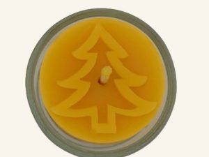 Handgegossenes Bienenwachsteelicht mit Weihnachtsbaum-Motiv. Bienenwachsteelicht Weihnachtsbaum. Bienenwachsteelicht Tannenbaum