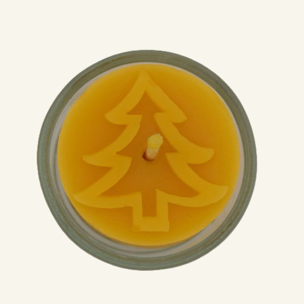 Handgegossenes Bienenwachsteelicht mit Weihnachtsbaum-Motiv. Bienenwachsteelicht Weihnachtsbaum. Bienenwachsteelicht Tannenbaum