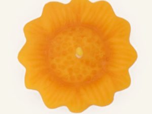 Obere Ansicht einer Schwimmkerze aus Bienenwachs in Form einer Sonnenblume mit feinen Blütendetails.