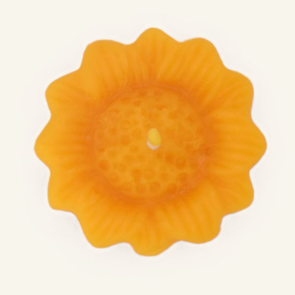 Obere Ansicht einer Schwimmkerze aus Bienenwachs in Form einer Sonnenblume mit feinen Blütendetails.