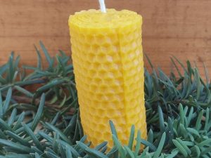 Wabenmusterkerze kaufen – Handgegossene Bienenwachskerze