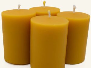 Vier Adventskerzen aus 100 % Bienenwachs mit natürlichem Honigduft. Adventskranzkerzen Bienenwachs