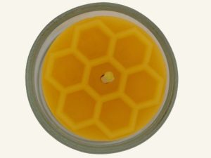 Bienenwachsteelicht Wabenwerk. Natürliches Teelicht mit Wabenmotiv aus 100 % Bienenwachs