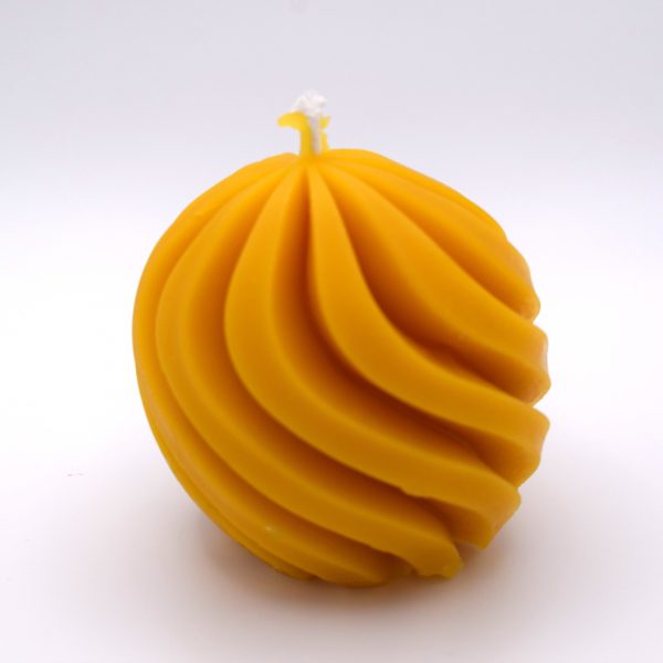 Bienenwachskerze Kugel-modern. Handgemachte Bienenwachskerze in Form einer Kugel. Kerze Kugel